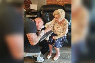В Великобритании 94-летняя бабушка сделала тату в честь умершего мужа
