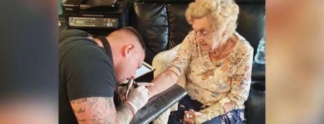 В Великобритании 94-летняя бабушка сделала тату в честь умершего мужа