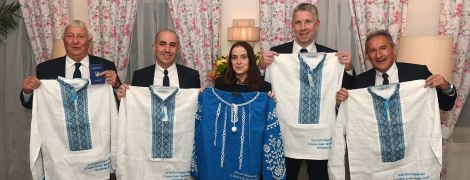Коли вже майже рідні. "Шахтар" подарував "Манчестер Сіті" вишиванки та українські паспорти