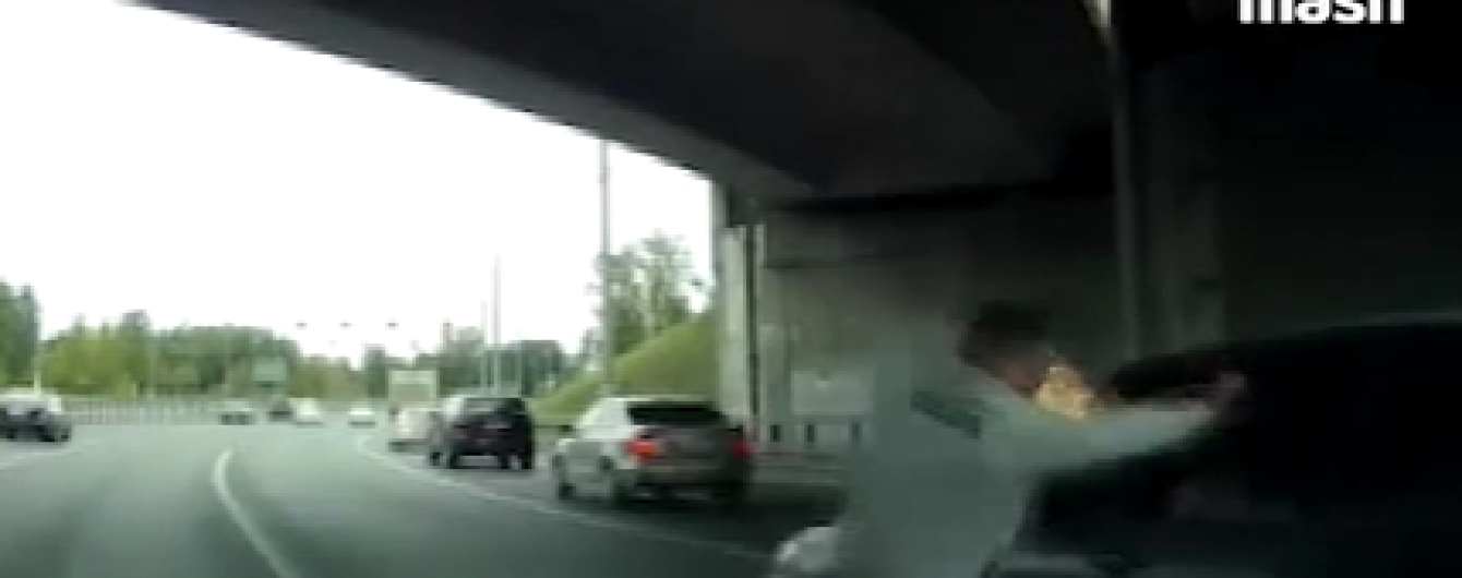 Конфликт водителей в Москве закончился фейерверком за шиворотом. Видео