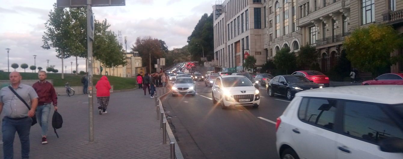 Замінування мосту Метро в Києві: столицю паралізували затори, а ціни на таксі злетіли