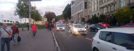 Замінування мосту Метро в Києві: столицю паралізували затори, а ціни на таксі злетіли