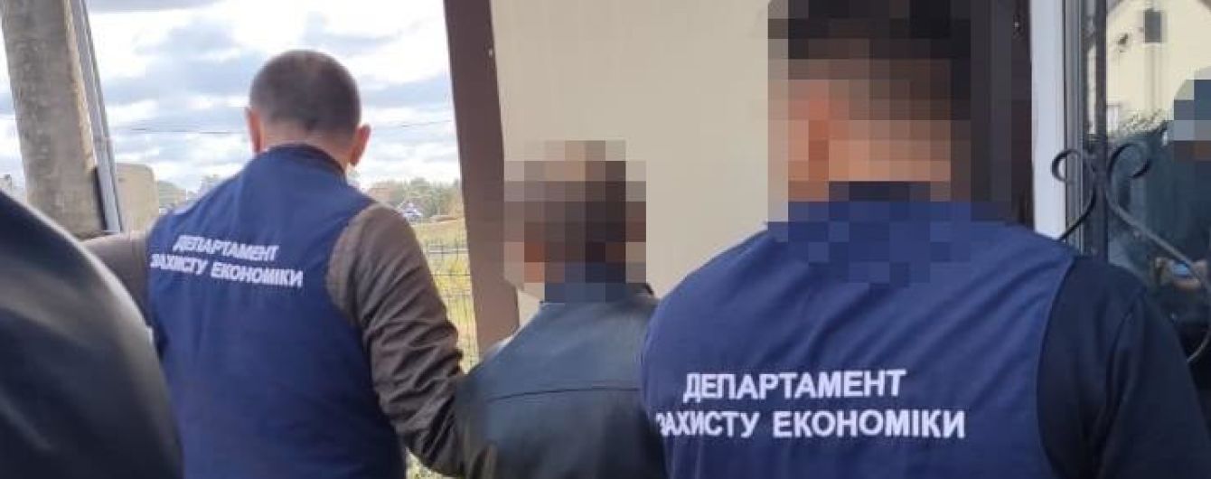 На Хмельниччині затримали експосадовця райдержадміністрації на хабарі у 2500 доларів