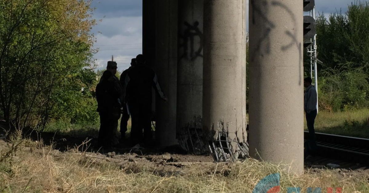 В оккупированном Луганске произошел мощный взрыв под автомобильным мостом
