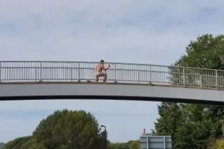 В Великобритании сняли голого чудака, который делал селфи над оживленной дорогой