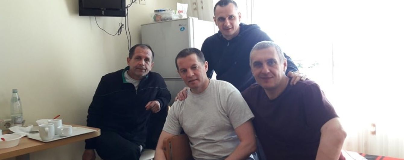 Сенцов відвідав у лікарні звільнених бранців Кремля