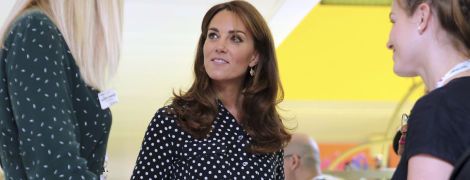 Стильная Кейт Миддлтон в блузке в горошек посетила центр помощи молодым матерям