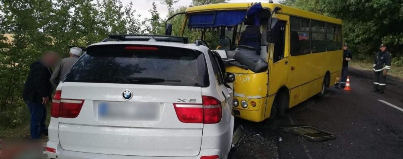 В Черкасской области в аварии автобуса с легковушкой травмировались 10 человек