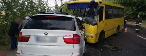 В Черкасской области в аварии автобуса с легковушкой травмировались 10 человек