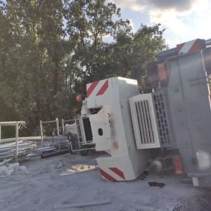 В Киеве перевернулся кран, который работал на реставрации моста