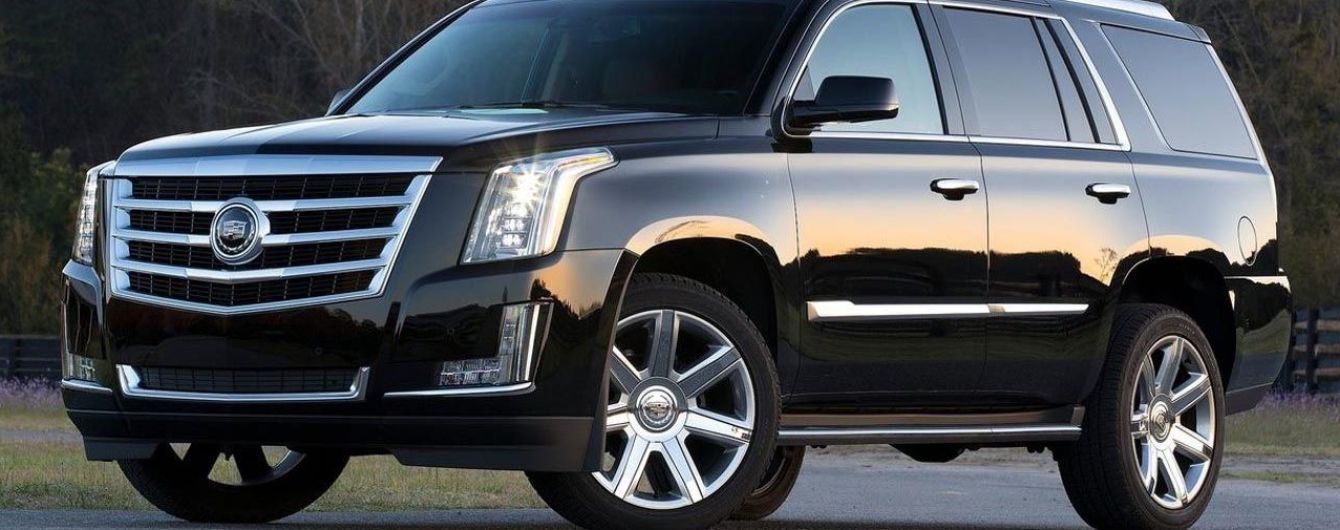 Устал ждать. Водитель Cadillac Escalade снес шлагбаум в центре Киева