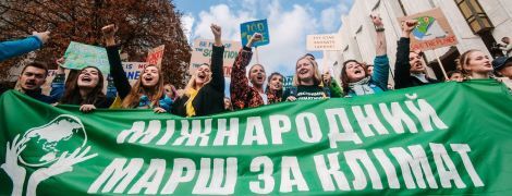 "Зеленый" транспорт и отказ от пластика. Участники климатического страйка передали требования в ОП и Кабмин
