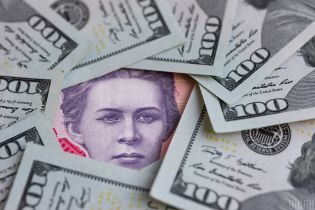 Українці стали менше купувати валюту: чи втримається курс на межі психологічної позначки