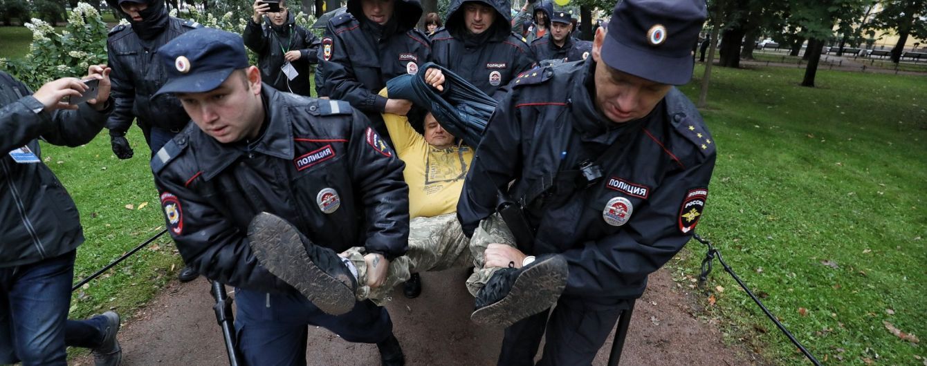 "Дайте миру шанс". У Росії затримали трьох українців на акції в підтримку миру та України