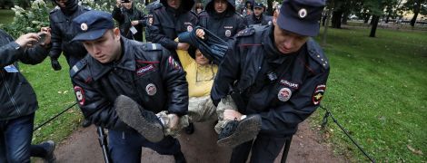 "Дайте миру шанс". У Росії затримали трьох українців на акції в підтримку миру та України