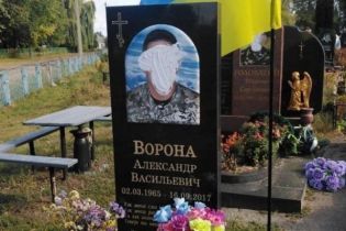 На Черниговщине вандалы поиздевались с надгробий воинов, погибших на Донбассе