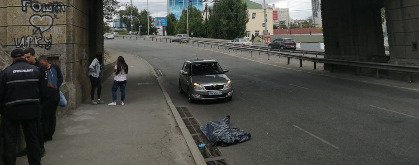 У Києві чоловік впав на дорогу із залізничного мосту та розбився на смерть