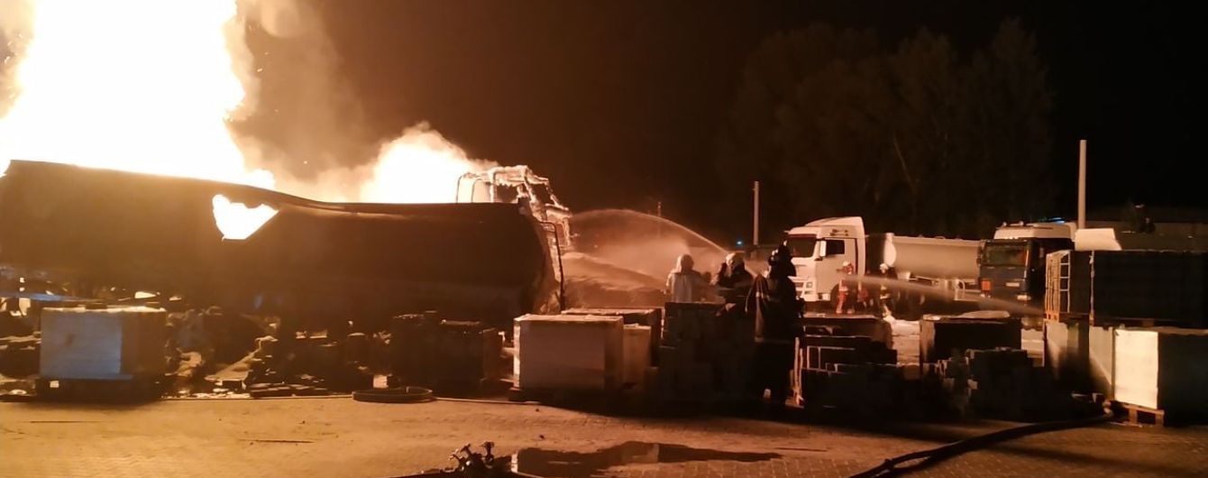 Рятувальники загасили велику пожежу на складі матраців у Києві