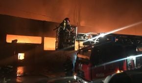Пожежа на складі матраців у Києві: вогонь перекинувся на 4-поверхову офісну будівлю