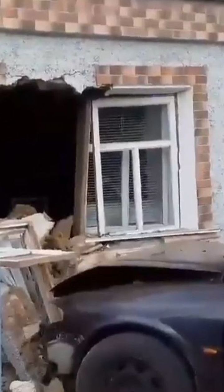 Автомобиль врезался в частный дом в Николаевской области и снес полстены