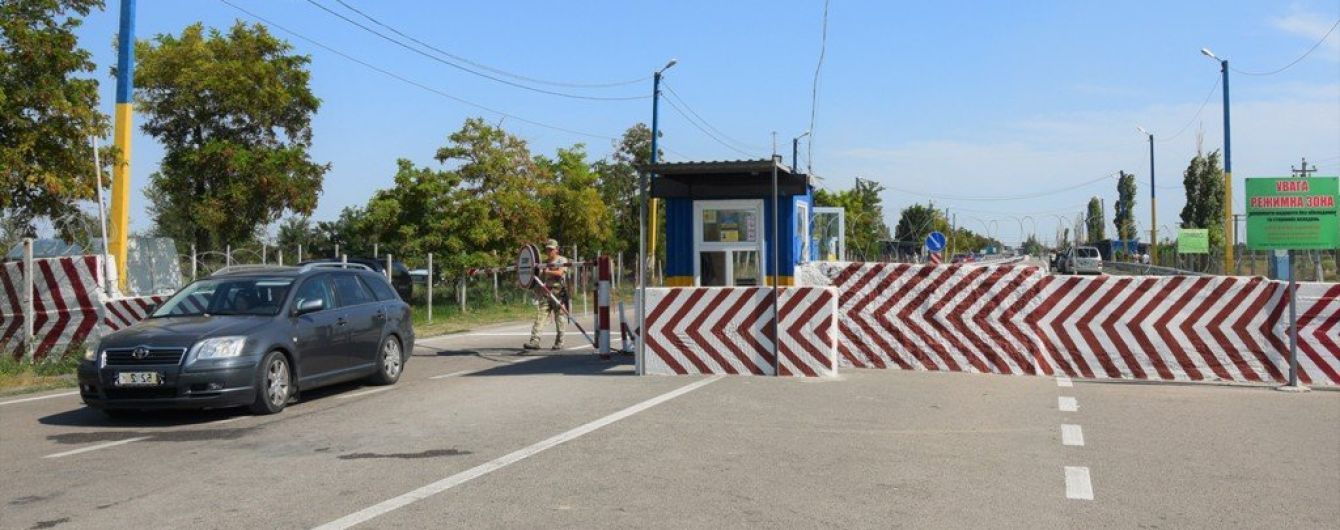 Два КПВВ в оккупированный Крым перекрыли для машин из-за ремонта