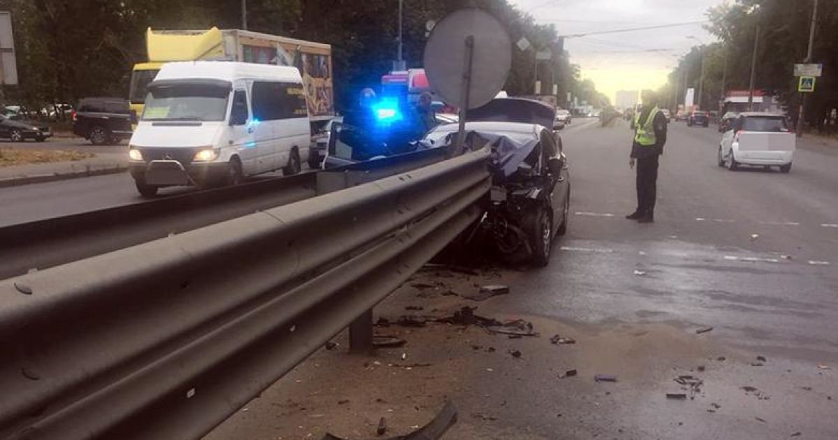 У Києві Hyundai протаранив відбійник і склався у гармошку, водій загинув