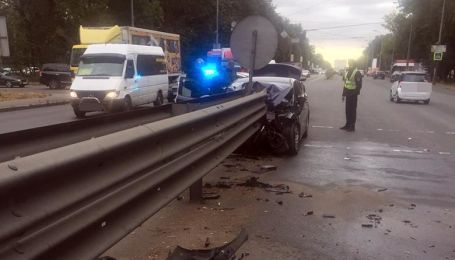У Києві Hyundai протаранив відбійник і склався у гармошку, водій загинув