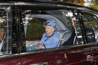 Теперь в лавандовом: красивая королева Елизавета II с внуком съездила на службу