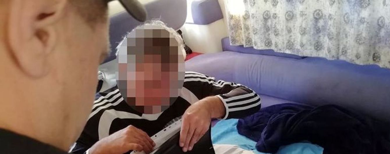 У Києві чоловік на катері протаранив міст. Опубліковано відео