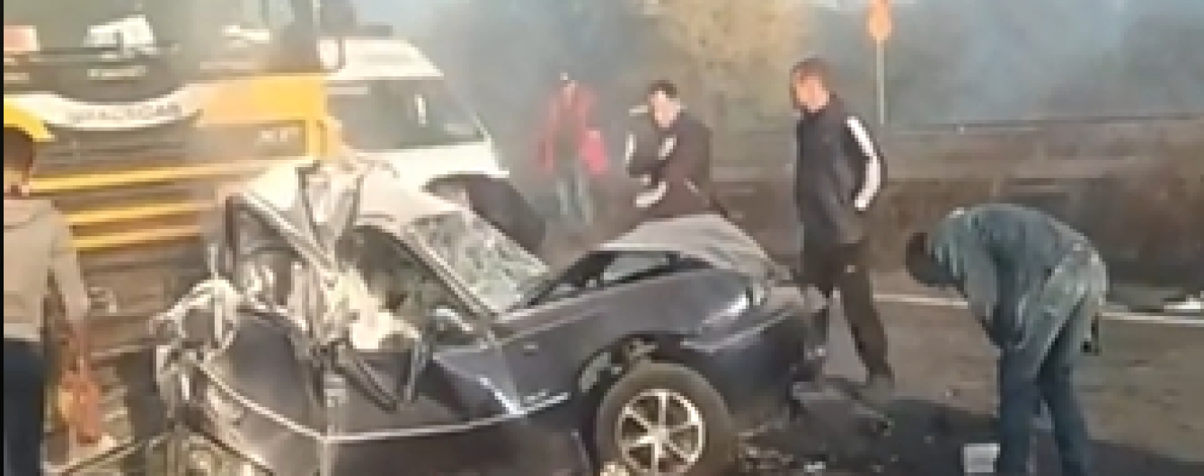 Фура раздавила легковушку в масштабной аварии возле Броваров. Видео