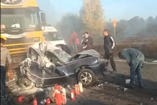 Фура раздавила легковушку в масштабной аварии возле Броваров. Видео