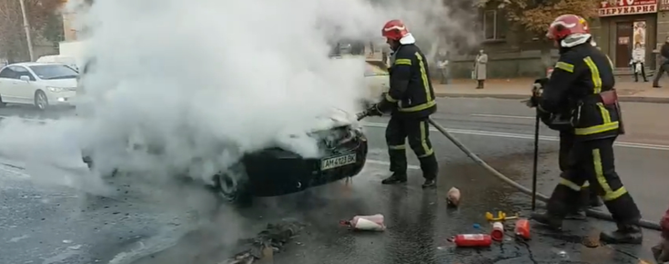 В Киеве прямо во время движения загорелось авто
