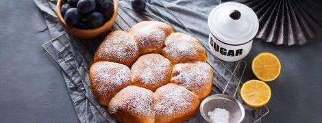 Булочки зі сливами з хрусткою посипкою