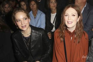 Звезды на шоу Dior: Джулианна Мур в терракотовом платье-балахоне, Дженнифер Лоуренс в кожаном жакете