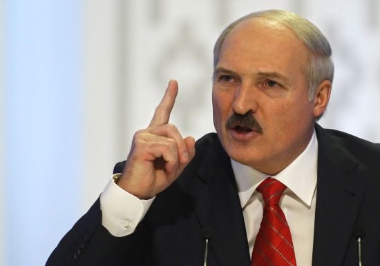 Лукашенко заявив, що "не триматиметься за крісло" і анонсував участь у виборах 
