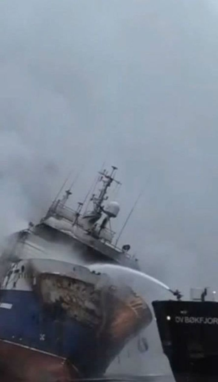 Норвежские пожарные всю ночь тушили российский траулер в Тромсе