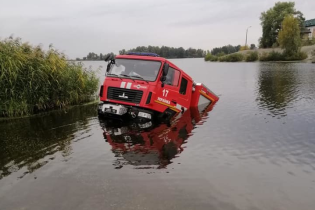 На Киевщине пожарное авто утопилось в Днепре. Видео