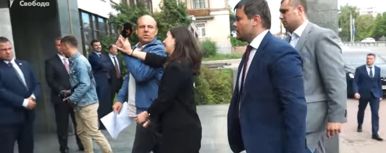 Прессекретарка Зеленського відштовхнула журналіста. Це вже не вперше