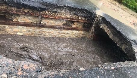 В Одесской области из-за ливня обвалился мост