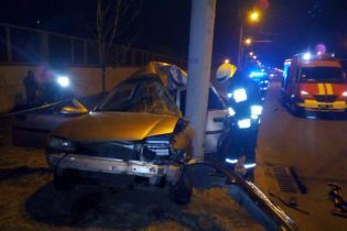 В Днепре авто врезалось в электроопору: водитель погиб, пассажирка в больнице