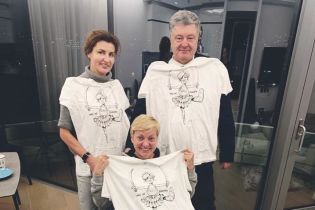 Порошенко посетил Гонтареву в больнице и подарил ей эксклюзивную футболку