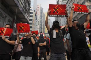 Митингующие в Гонконге применили против полиции "партизанскую тактику"