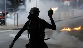 У Гонконгу продовжуються жорстокі сутички протестувальників і поліції