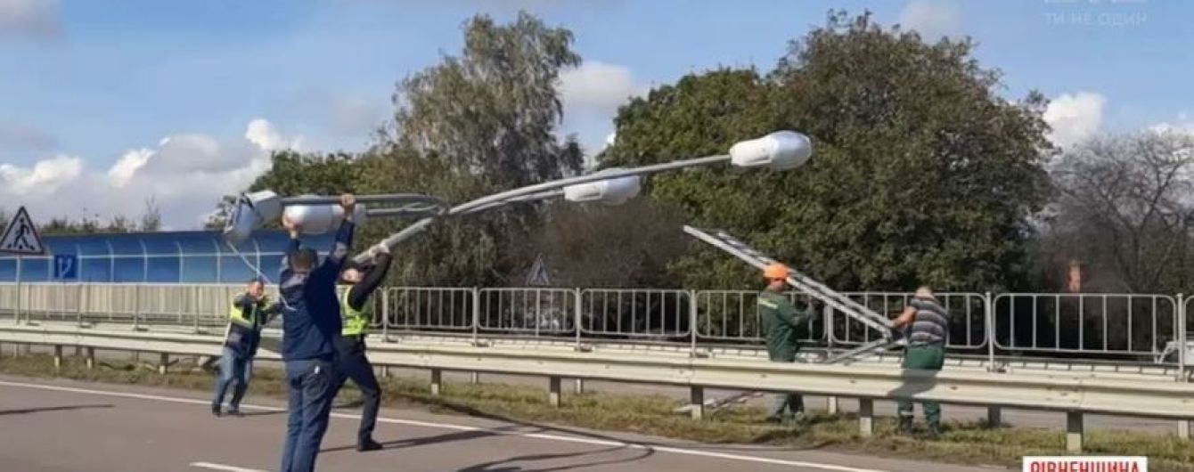 На Рівненщині трасу заблокував 7-метровий ліхтар під напругою, який впав поперек смуг руху