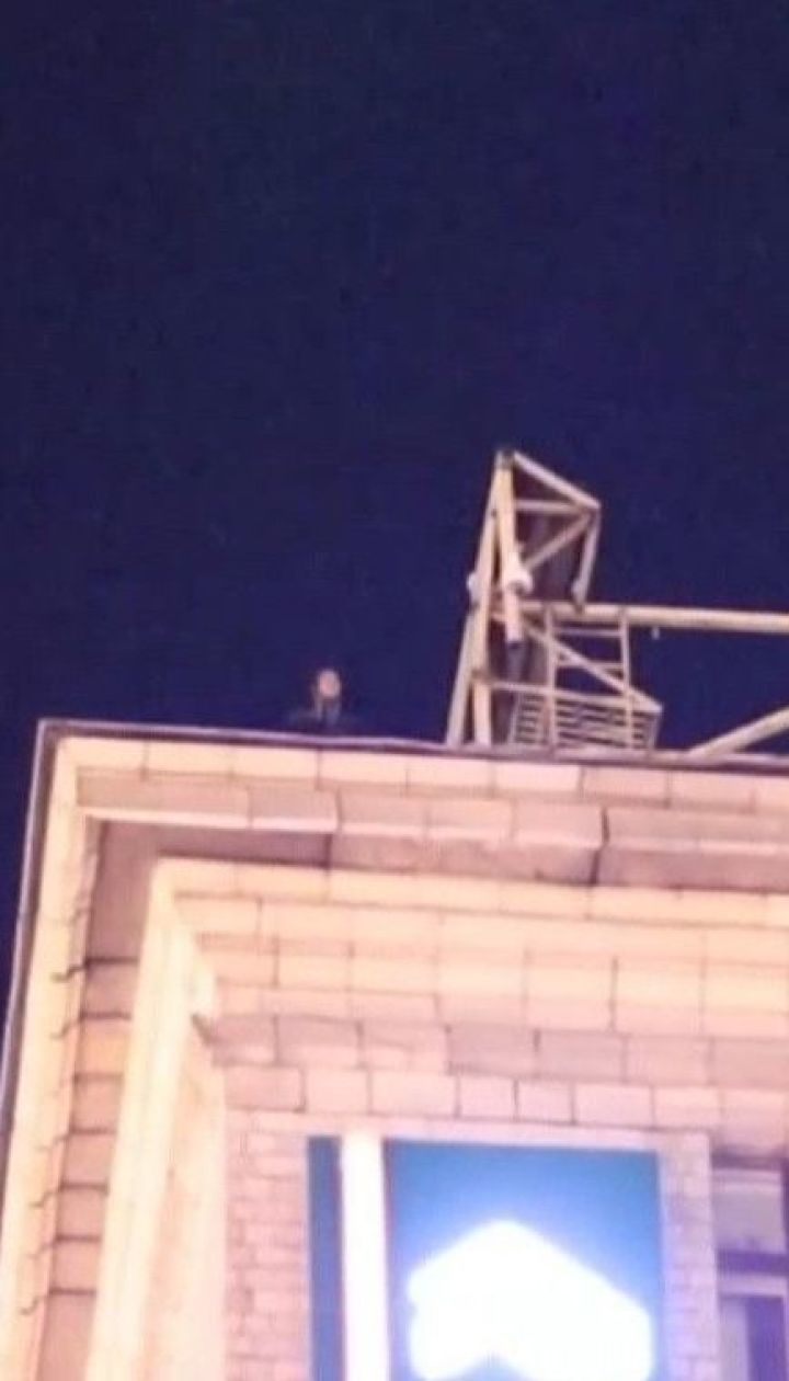 У Києві врятували чоловіка, який хотів зістрибнути з багатоповерхівки на Хрещатику