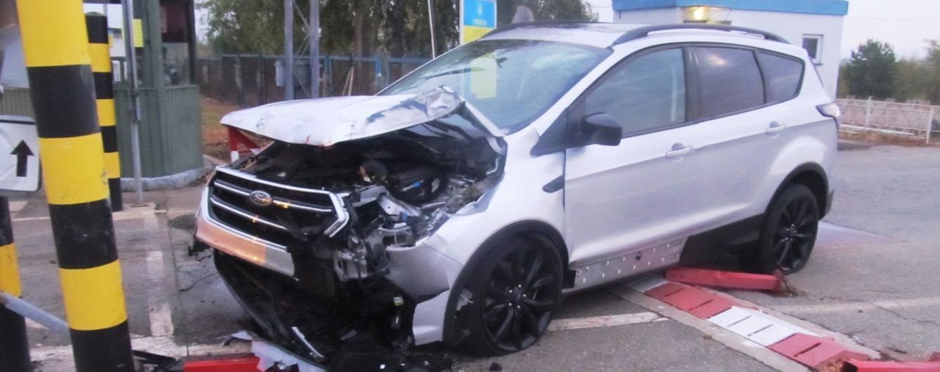 На Черниговщине пьяный мужчина на автомобиле пытался прорваться через границу