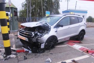 На Черниговщине пьяный мужчина на автомобиле пытался прорваться через границу