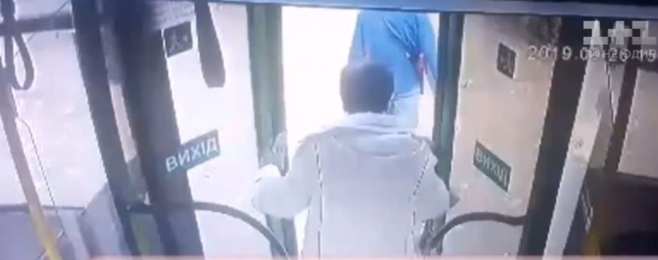 У Миколаєві жінку затиснуло дверима автобуса і протягнуло асфальтом десятки метрів
