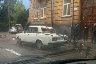 Десятки повалених дерев та побиті автомобілі. Львовом пронісся руйнівний буревій