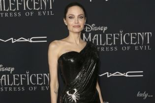 В платье Versace и со скорпионом на талии: Анджелина Джоли на премьере "Малефисенты"